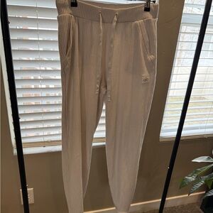 ALO Yoga Women’s Ribbed Cream Sweatpants